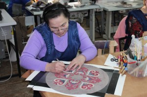 "Sahtian" embroiderer is putting marks on the back side of the mosaic